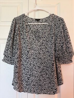 Ann Taylor Black and White Floral Blouse Sz M